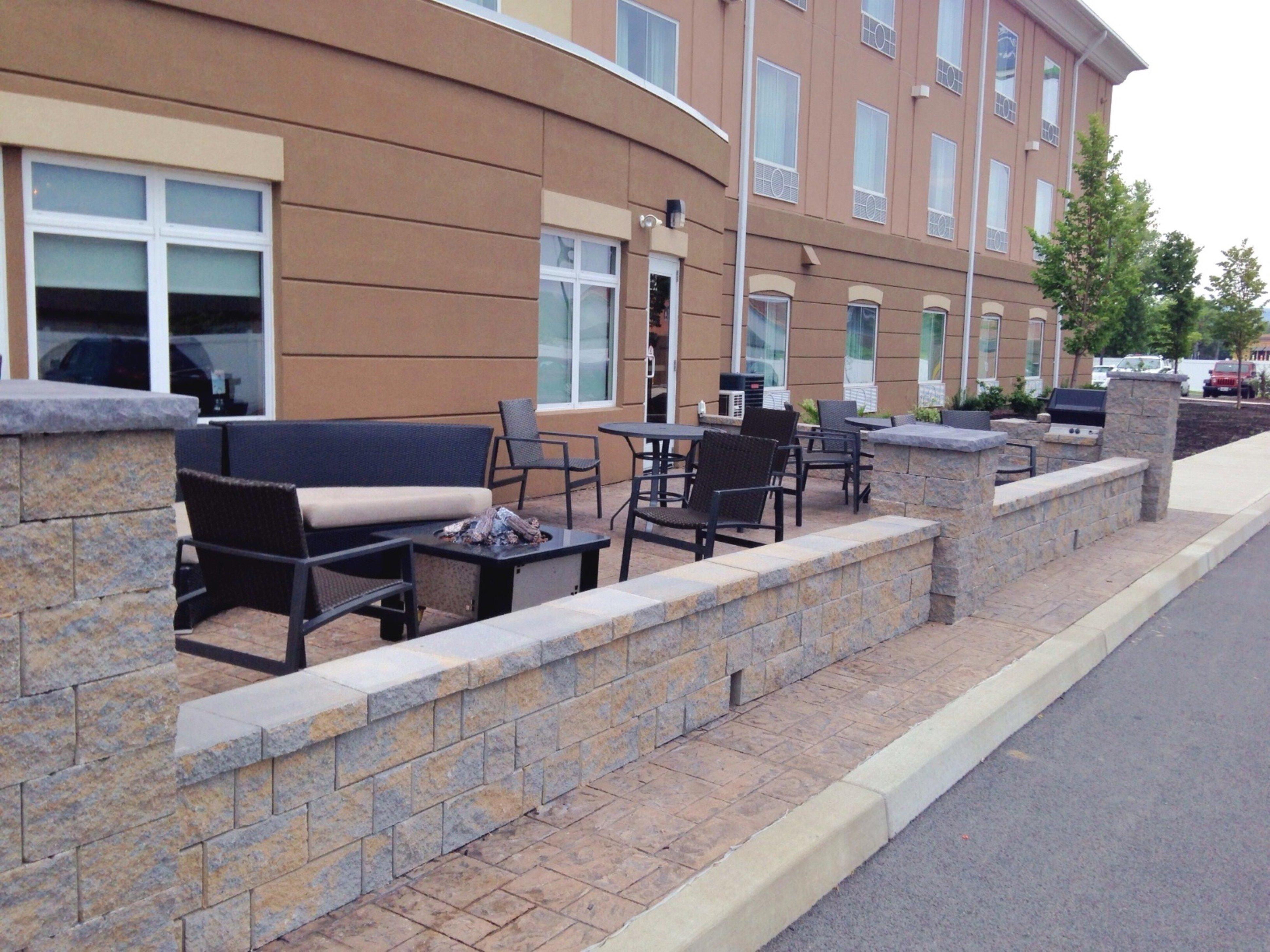 Holiday Inn Express & Suites Utica, An Ihg Hotel Exterior photo